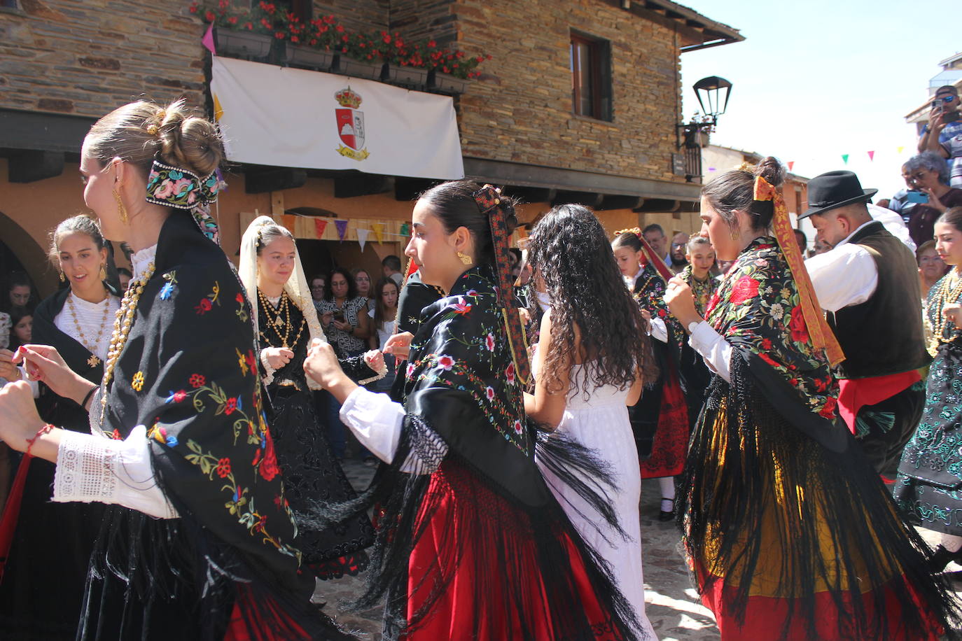 Exhibición de folclore en Monsagro para el Santo Cristo del Amparo
