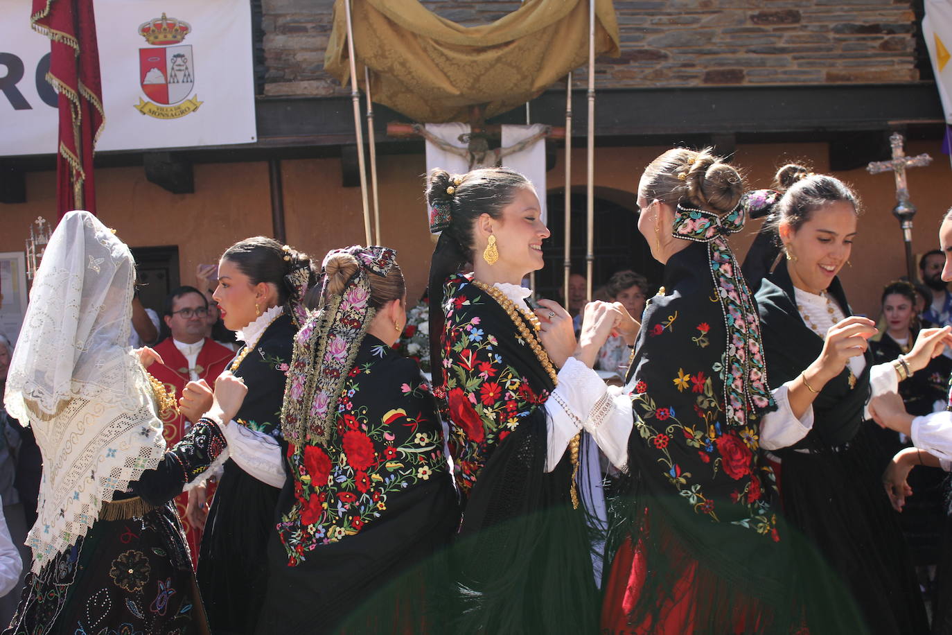 Exhibición de folclore en Monsagro para el Santo Cristo del Amparo