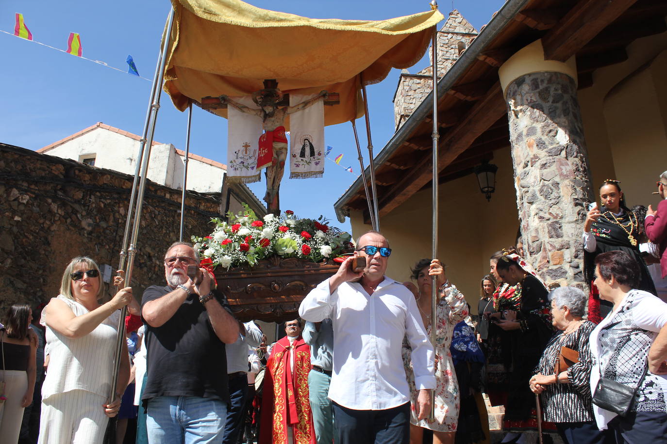 Exhibición de folclore en Monsagro para el Santo Cristo del Amparo