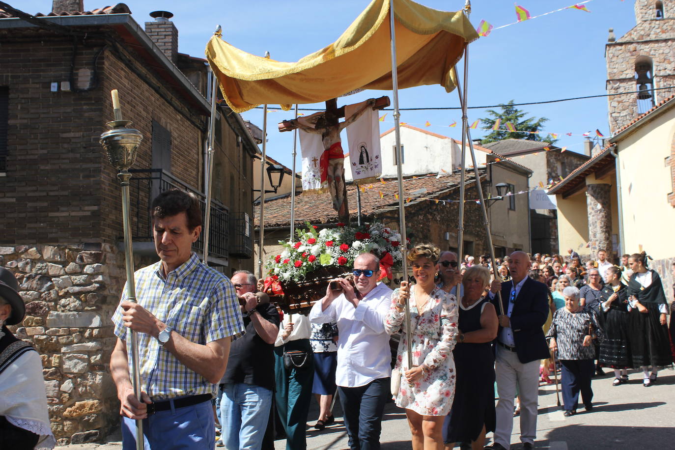 Exhibición de folclore en Monsagro para el Santo Cristo del Amparo