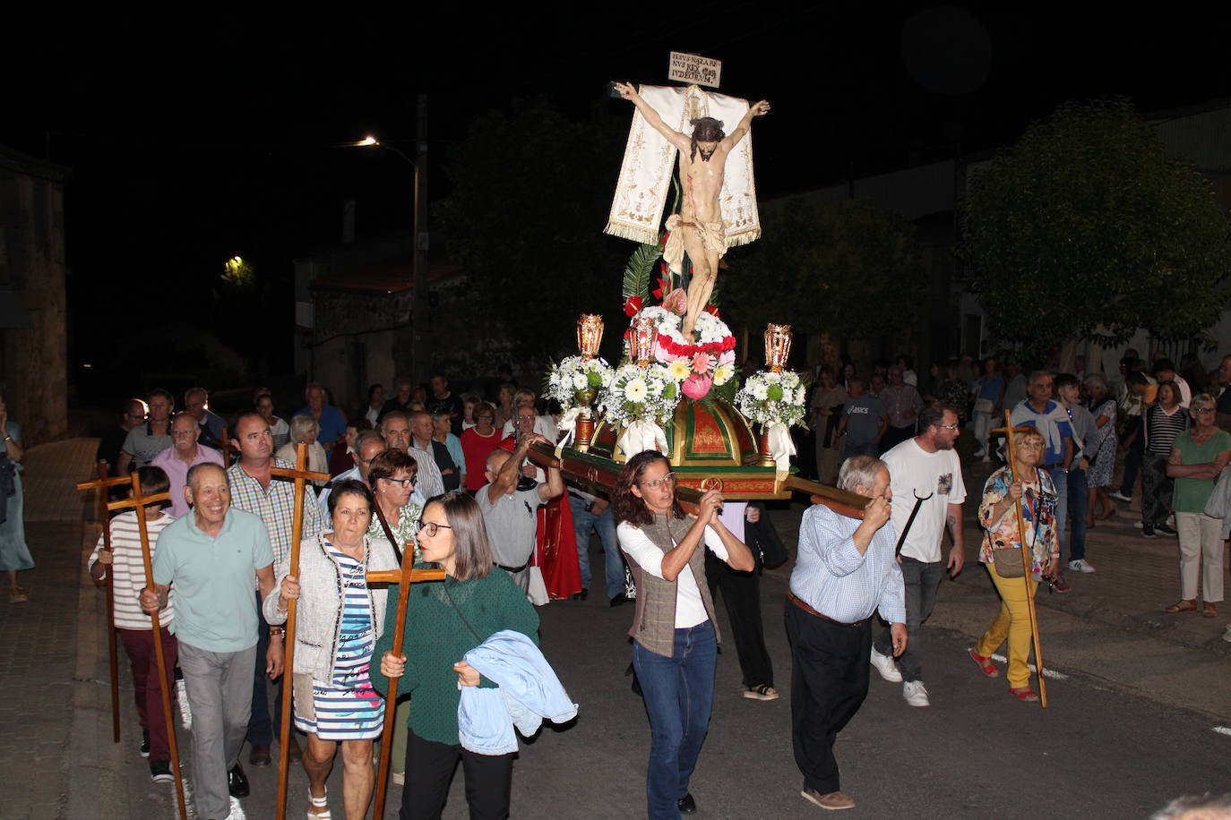 La noche acompaña al Cristo del Humilladero en Sanchotello