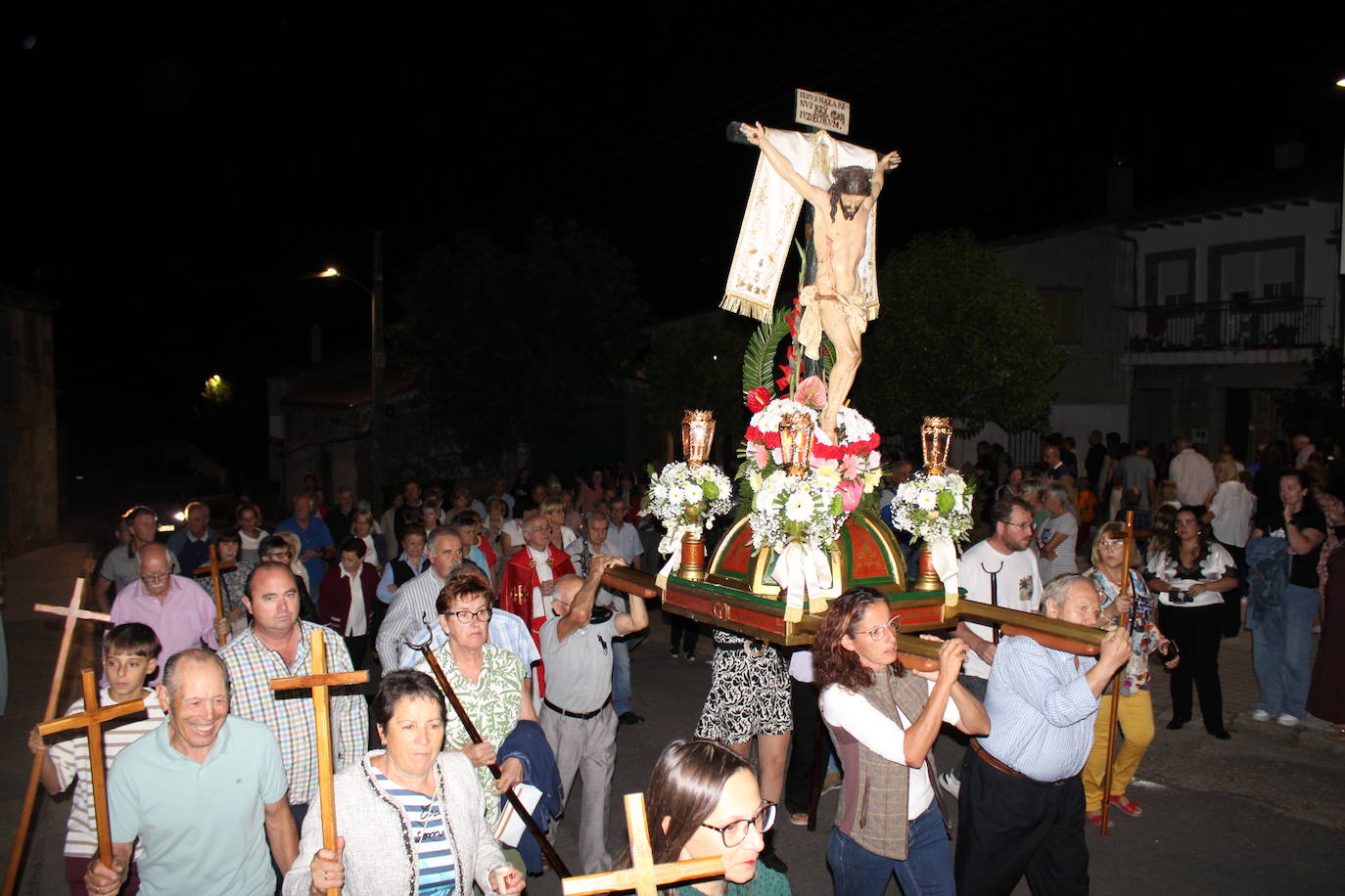 La noche acompaña al Cristo del Humilladero en Sanchotello