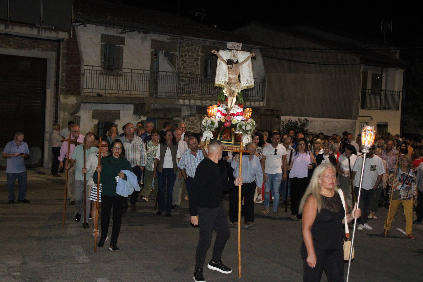 La noche acompaña al Cristo del Humilladero en Sanchotello