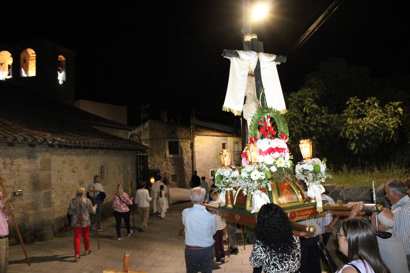 La noche acompaña al Cristo del Humilladero en Sanchotello