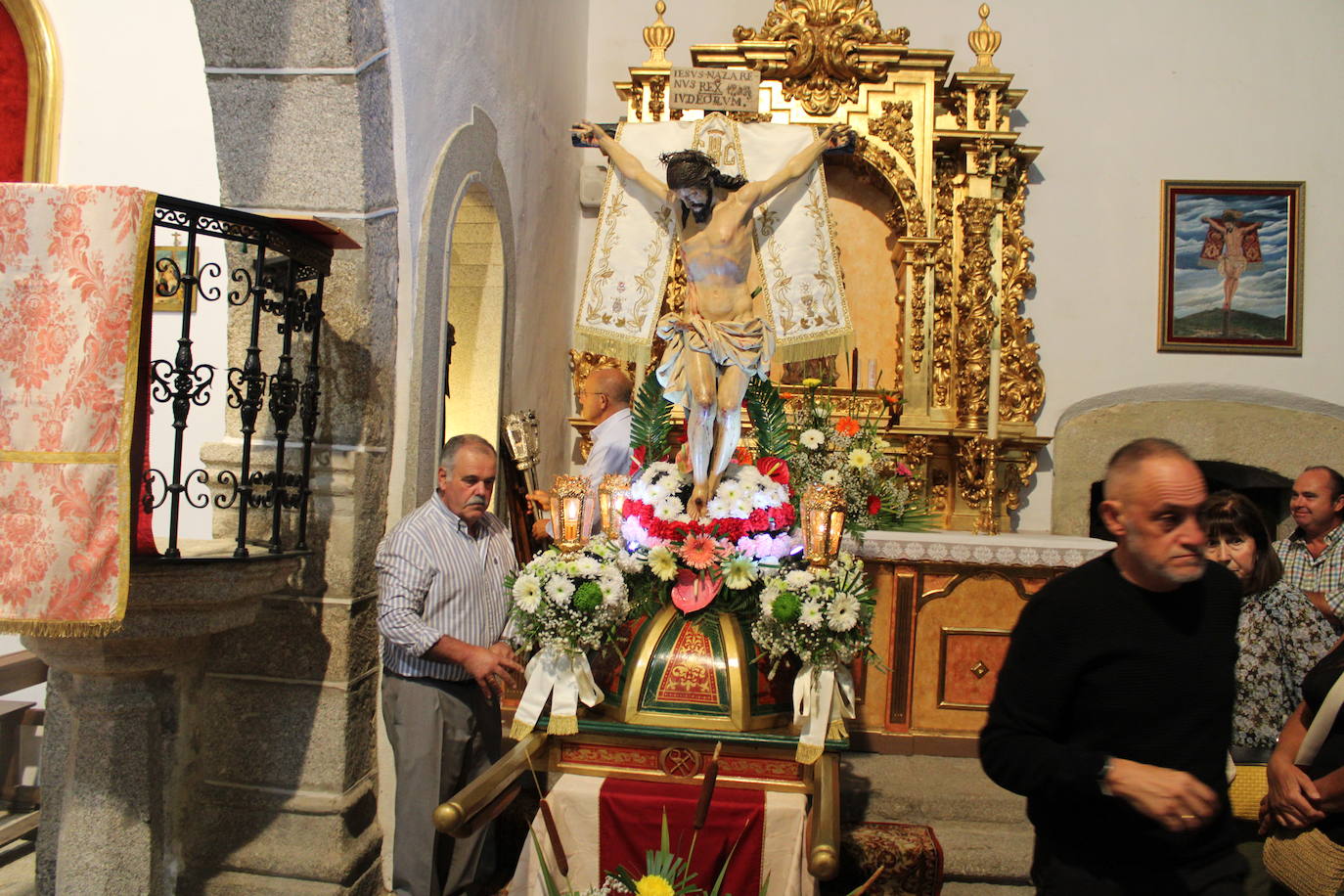 La noche acompaña al Cristo del Humilladero en Sanchotello
