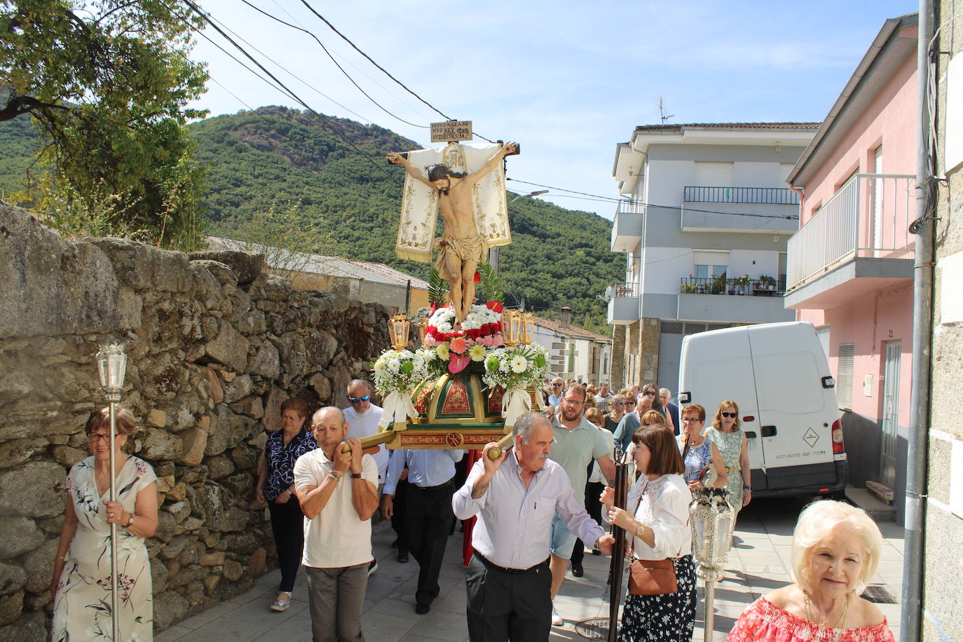 Los fieles de Sanchotello acompañan al Cristo