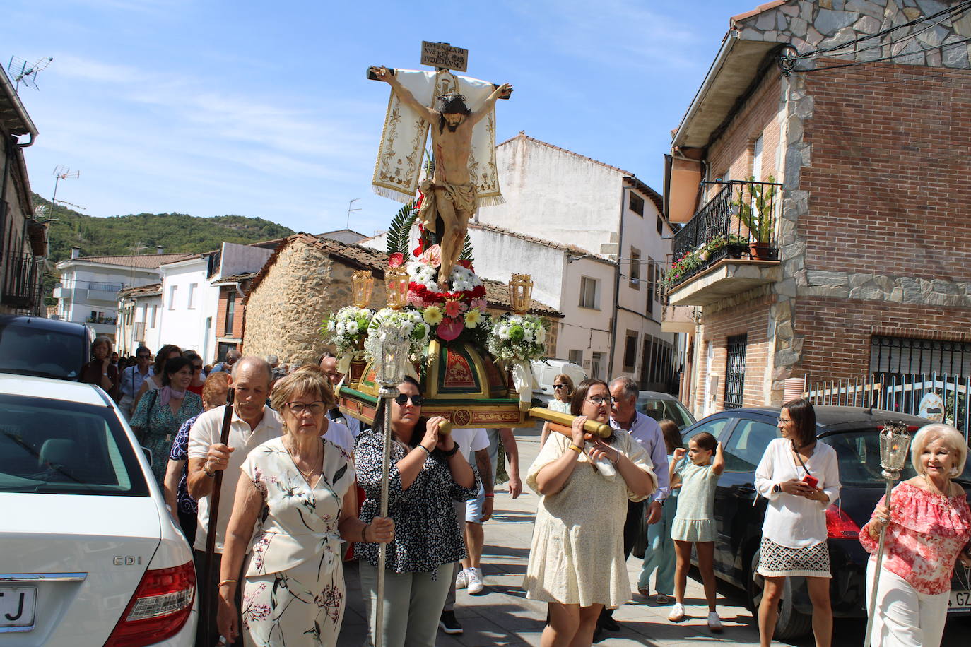 Los fieles de Sanchotello acompañan al Cristo