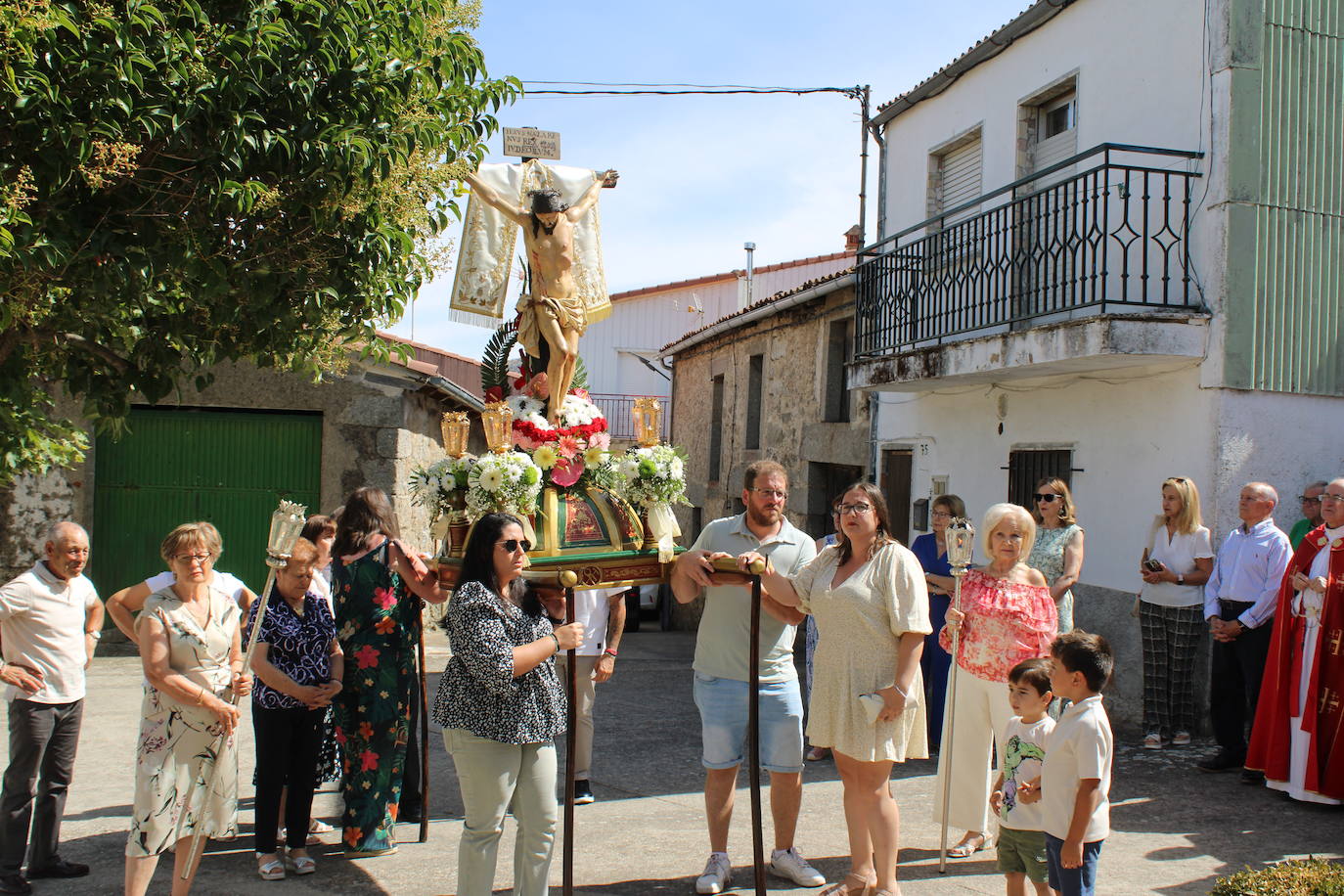 Los fieles de Sanchotello acompañan al Cristo