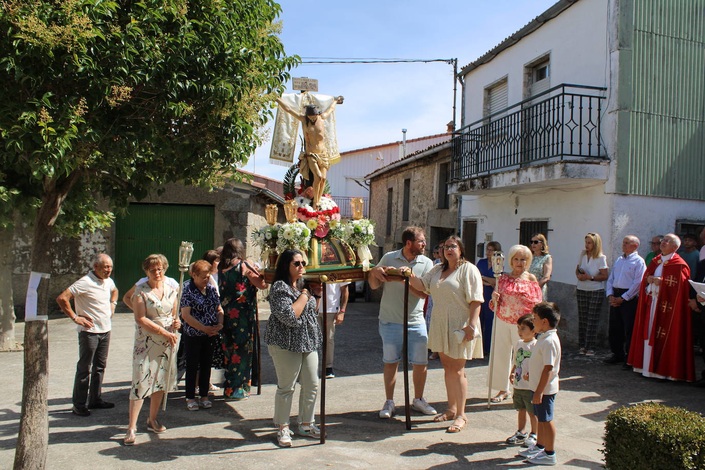 Los fieles de Sanchotello acompañan al Cristo