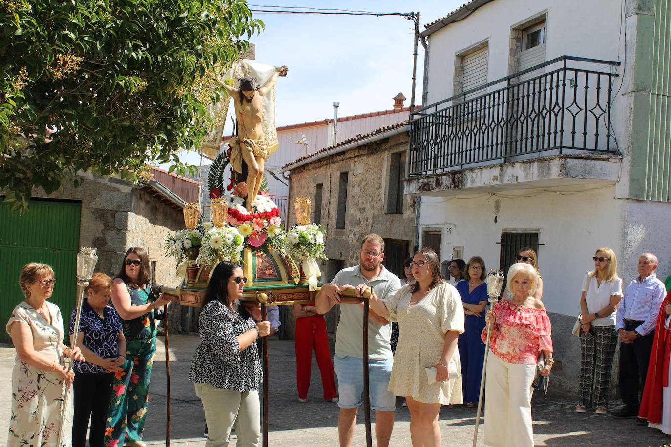 Los fieles de Sanchotello acompañan al Cristo