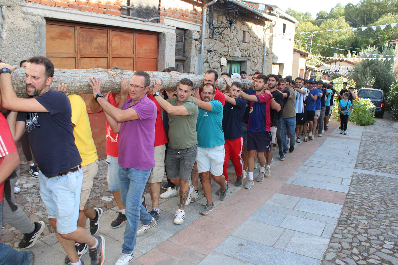 San Esteban de la Sierra celebra una intensa jornada de vísperas en honor al Cristo