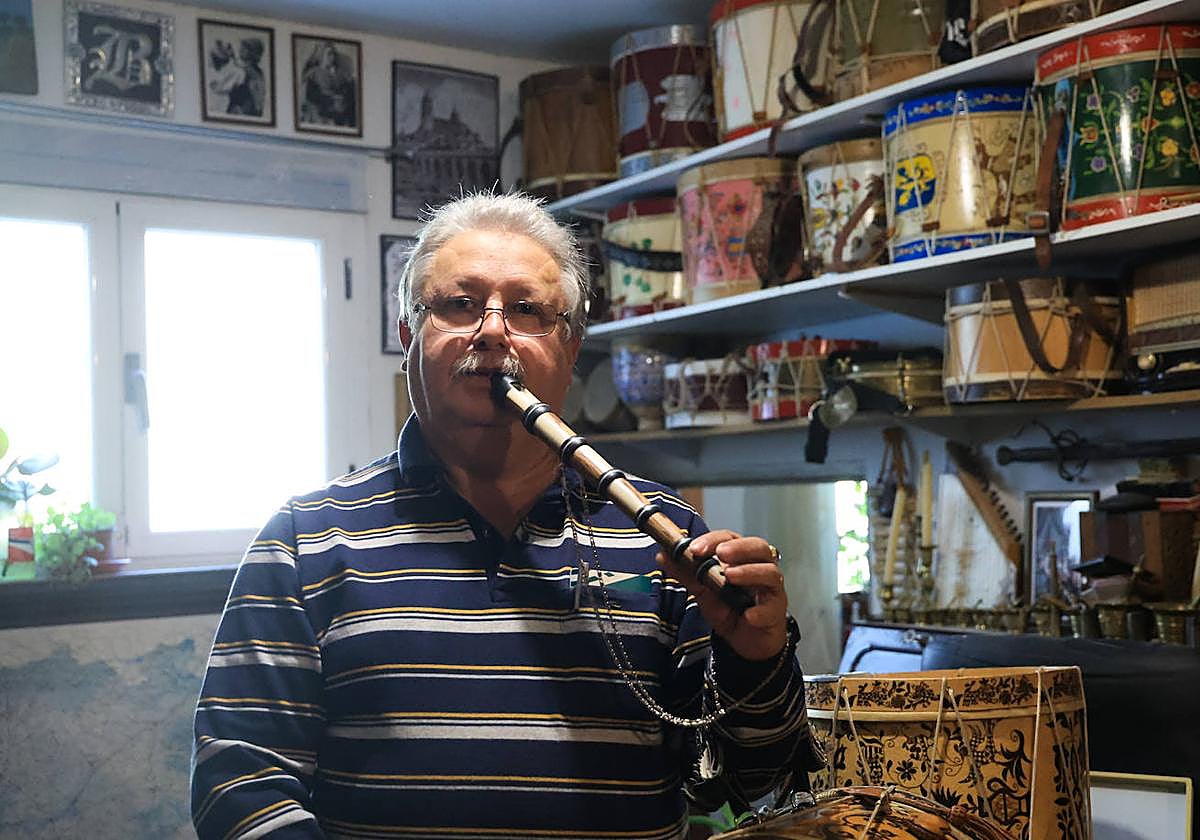 José Manuel de Bustos en su taller con toda la colección de tamboriles que tiene.