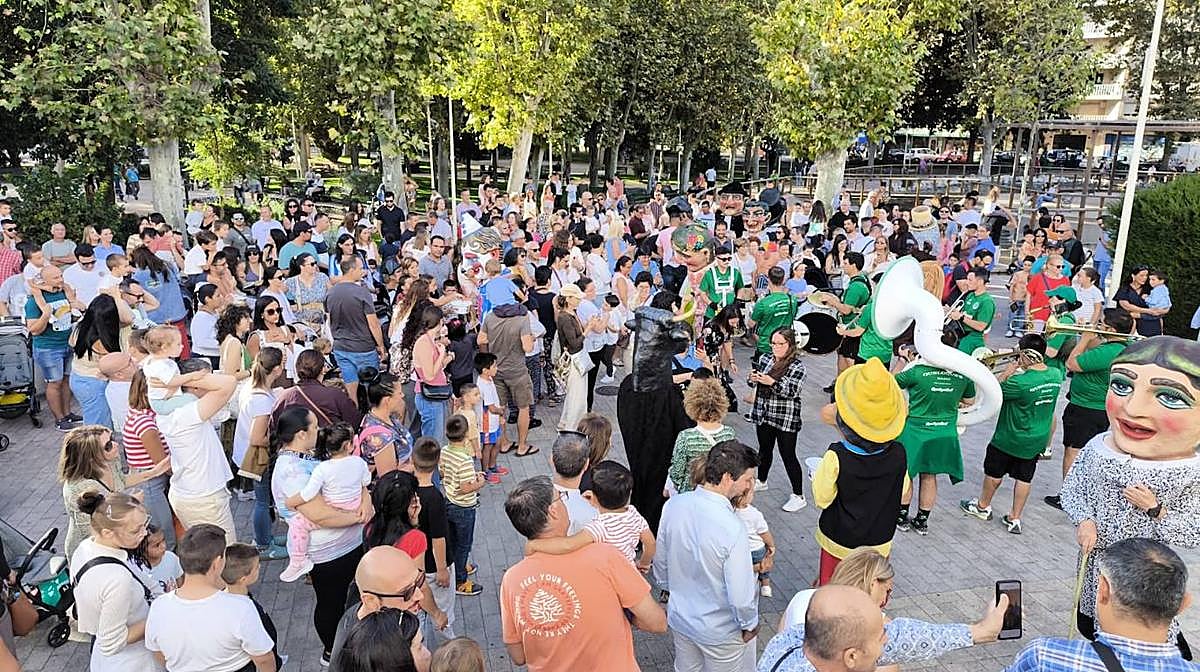 Charangas y cabezudos animan el ambiente en La Alamedilla