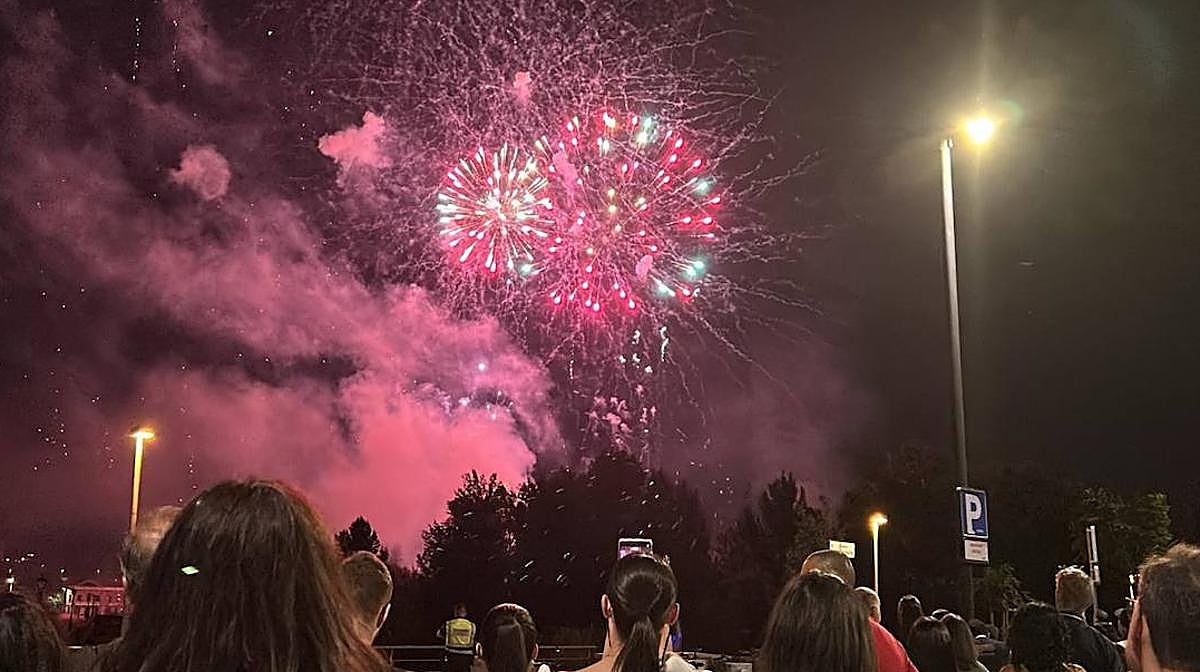 Las riberas del Tormes se llenan para ver el espectáculo pirotécnico, broche de las Ferias y Fiestas