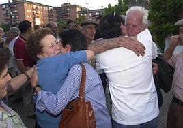 Imagen del año 2000 de un emotivo momento en el que emigrantes residentes en Argentina volvían a Salamanca.