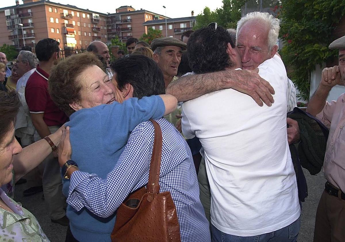 Imagen del año 2000 de un emotivo momento en el que emigrantes residentes en Argentina volvían a Salamanca.