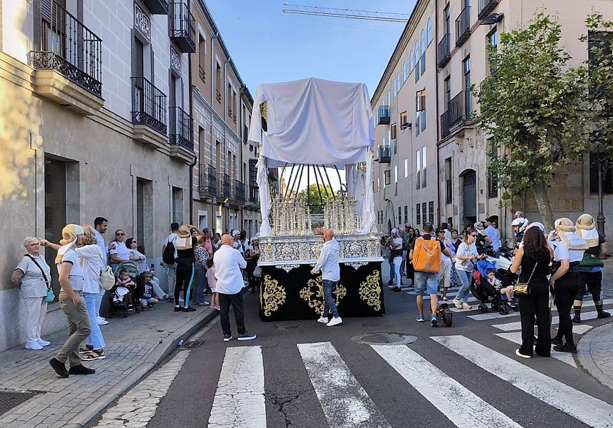 Paso de Semana Santa atravesando San Pablo.