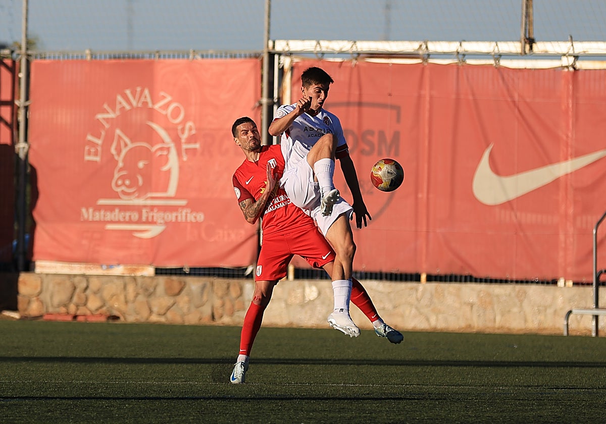 Razvan encima a un rival en el Santa Marta-Júpiter Leonés.