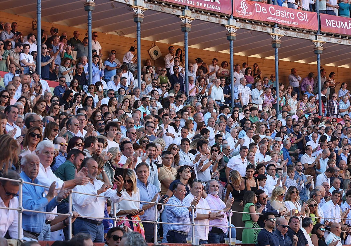 El público levantado y aplaudiendo en uno de los tendidos ayer.