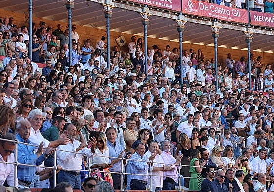 El público levantado y aplaudiendo en uno de los tendidos ayer.