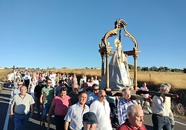 Los vecinos acompañaron de nuevo a la Virgen del Carrascal