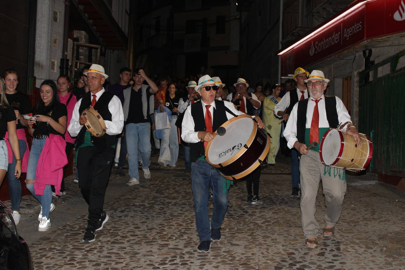 San Esteban de la Sierra celebra una intensa jornada de vísperas en honor al Cristo