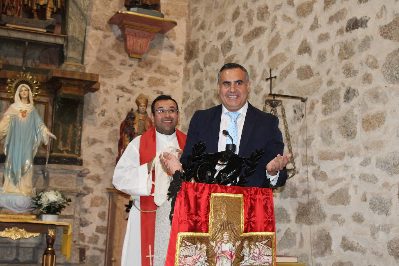San Esteban de la Sierra luce con esplendor en el día del Cristo