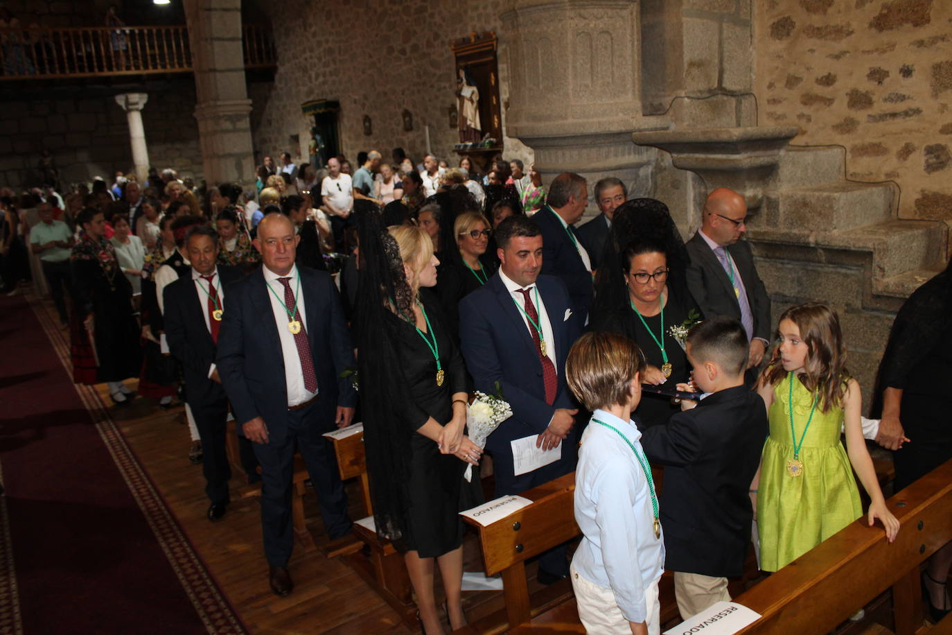 San Esteban de la Sierra luce con esplendor en el día del Cristo