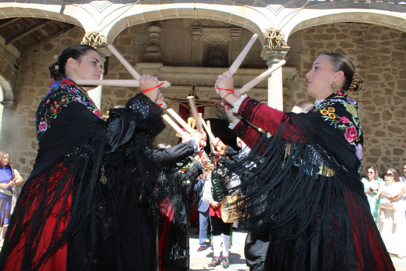 San Esteban de la Sierra luce con esplendor en el día del Cristo