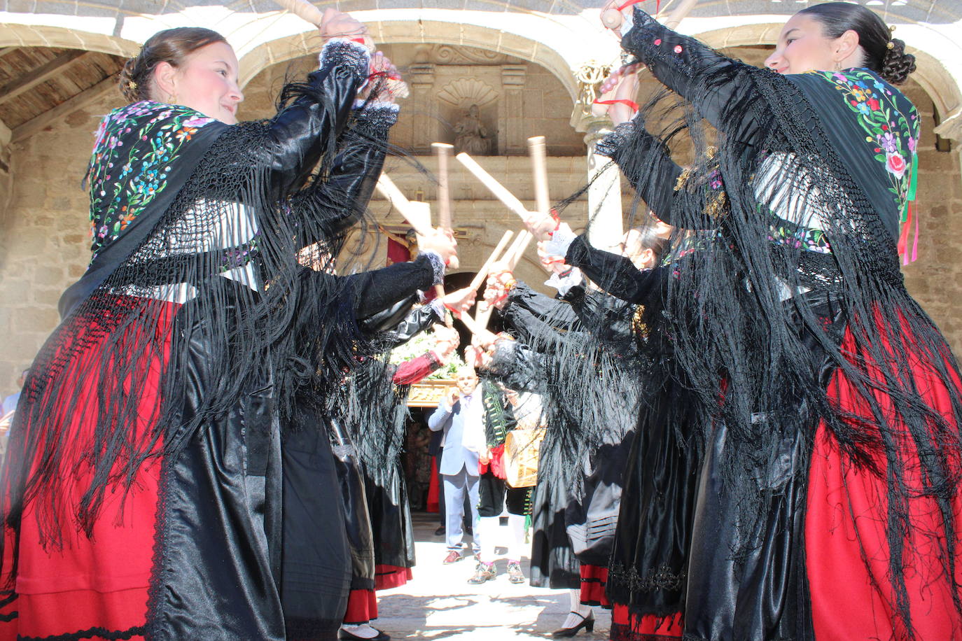 San Esteban de la Sierra luce con esplendor en el día del Cristo