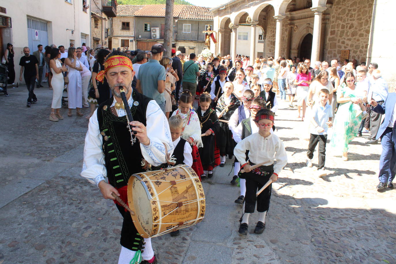 San Esteban de la Sierra luce con esplendor en el día del Cristo