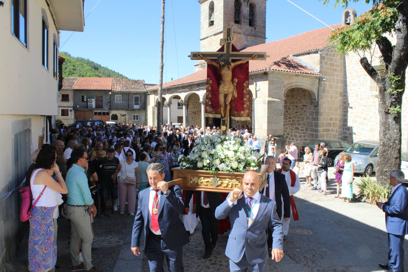 San Esteban de la Sierra luce con esplendor en el día del Cristo