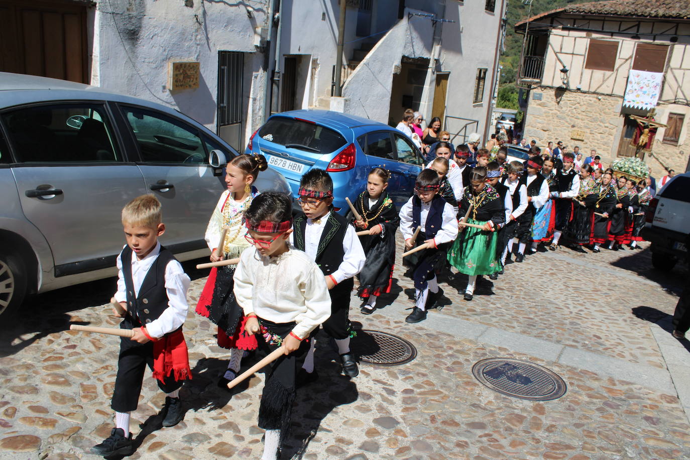 San Esteban de la Sierra luce con esplendor en el día del Cristo
