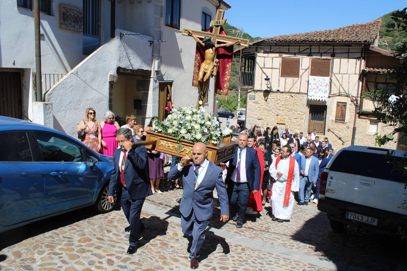San Esteban de la Sierra luce con esplendor en el día del Cristo