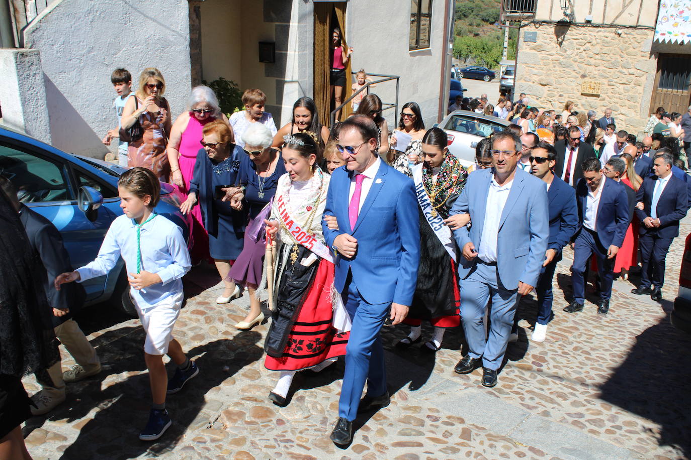 San Esteban de la Sierra luce con esplendor en el día del Cristo
