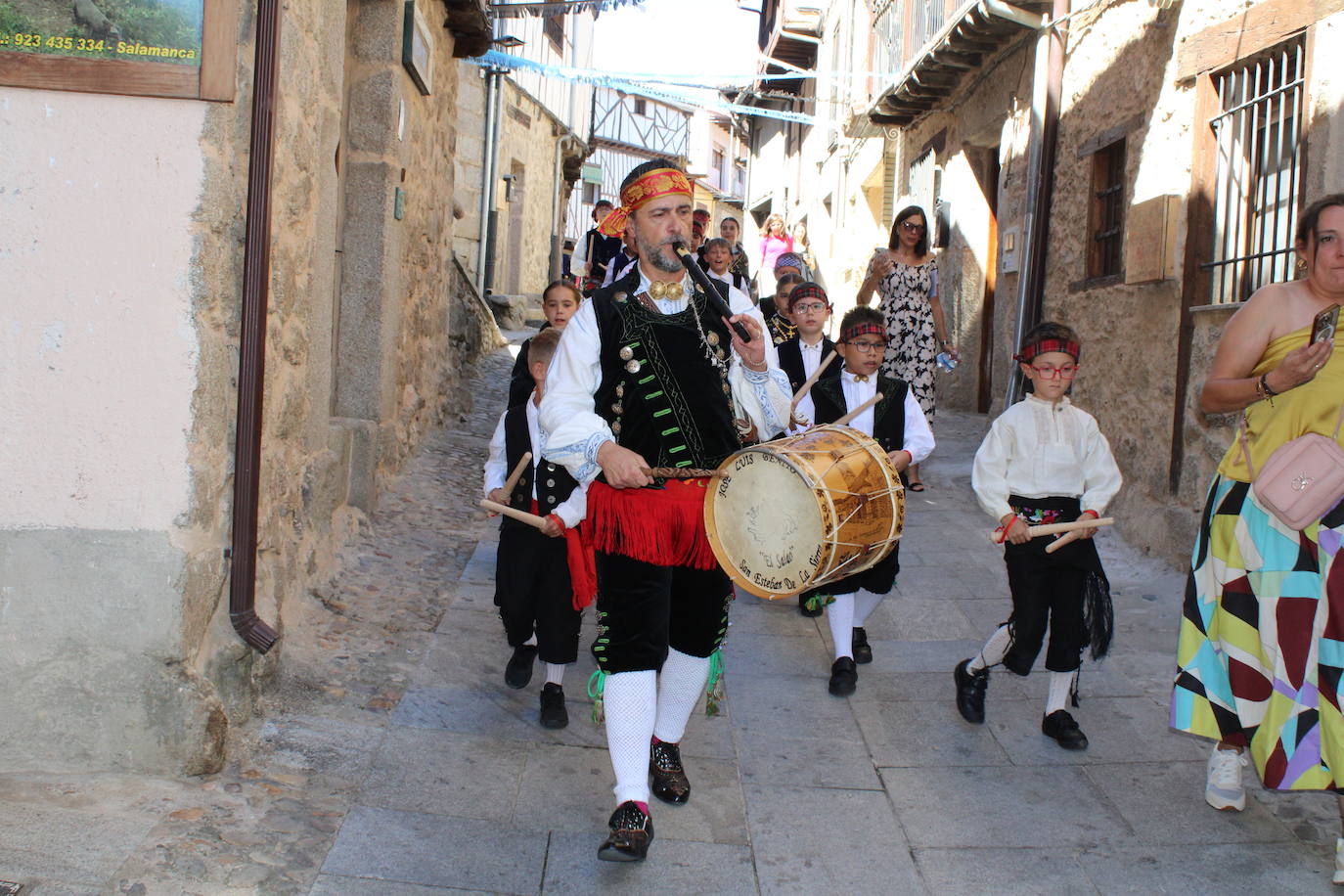 San Esteban de la Sierra luce con esplendor en el día del Cristo