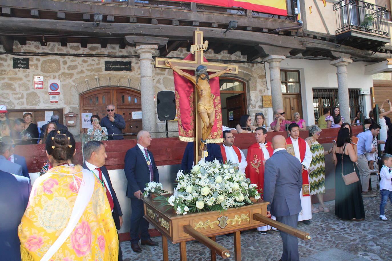 San Esteban de la Sierra luce con esplendor en el día del Cristo