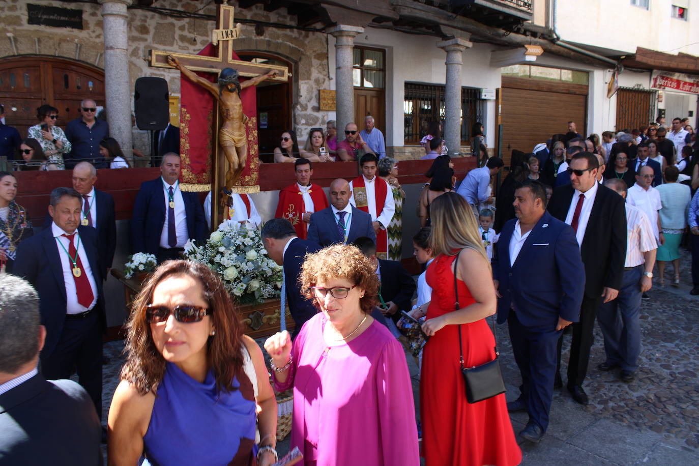 San Esteban de la Sierra luce con esplendor en el día del Cristo