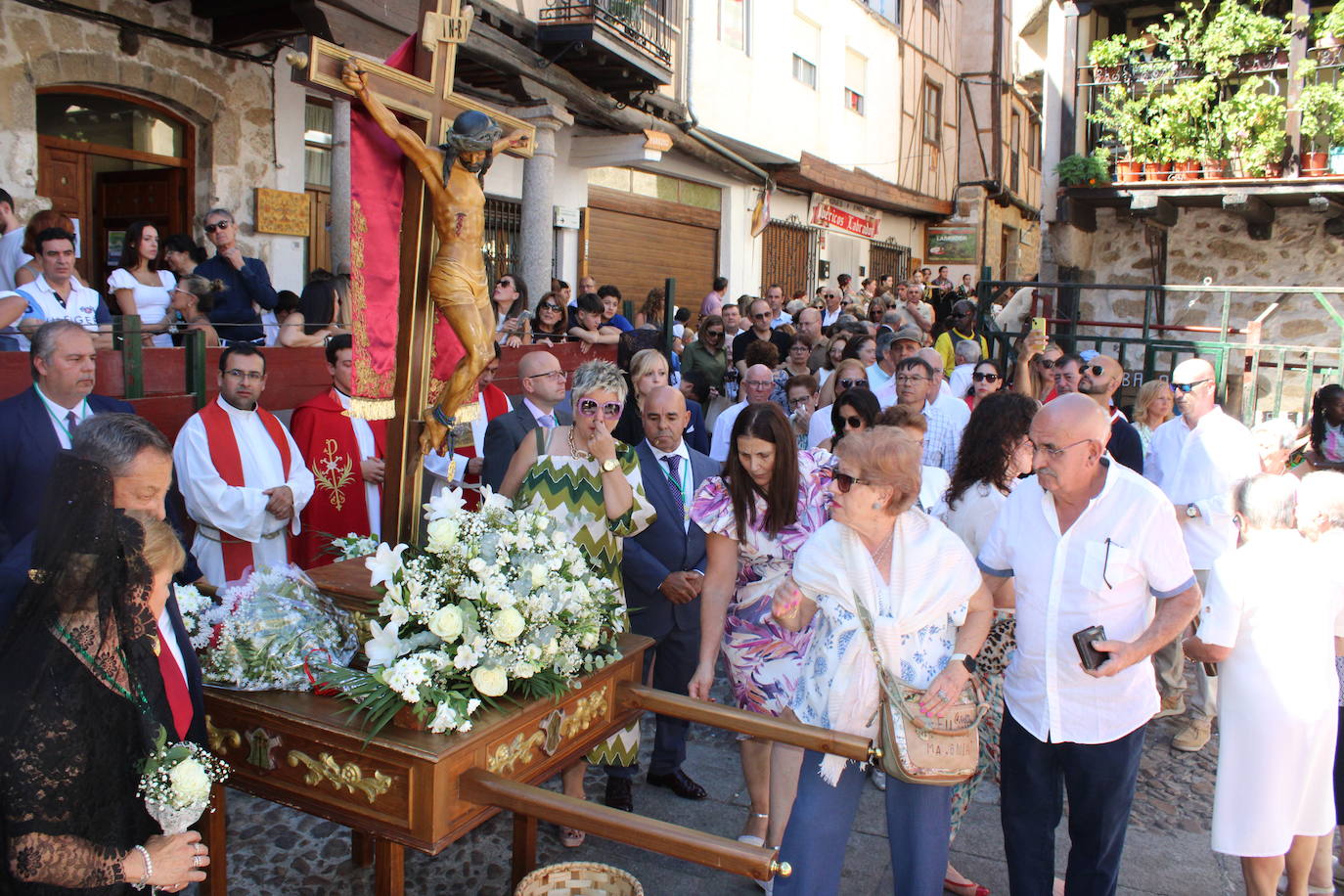 San Esteban de la Sierra luce con esplendor en el día del Cristo