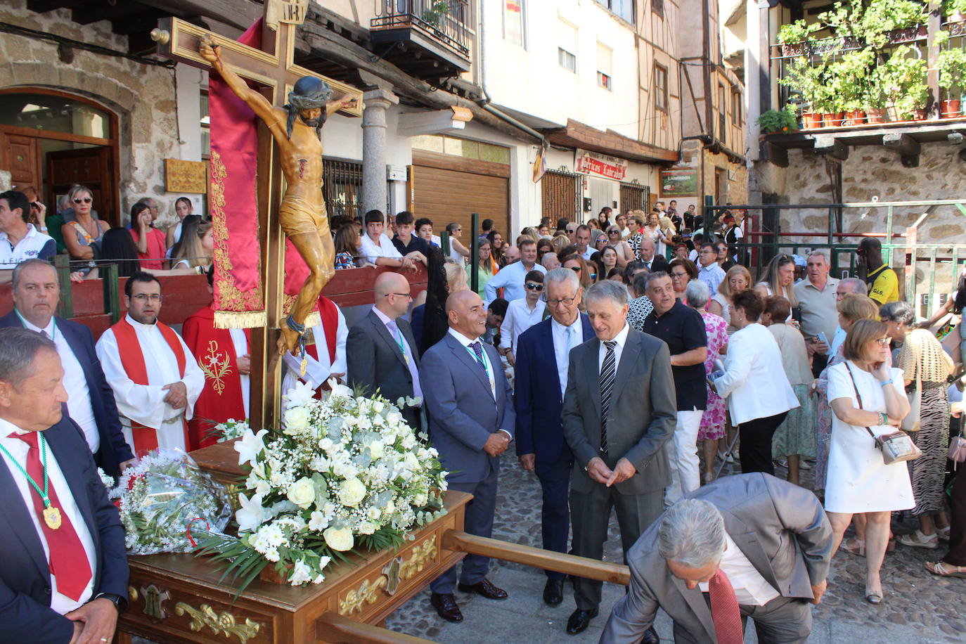 San Esteban de la Sierra luce con esplendor en el día del Cristo