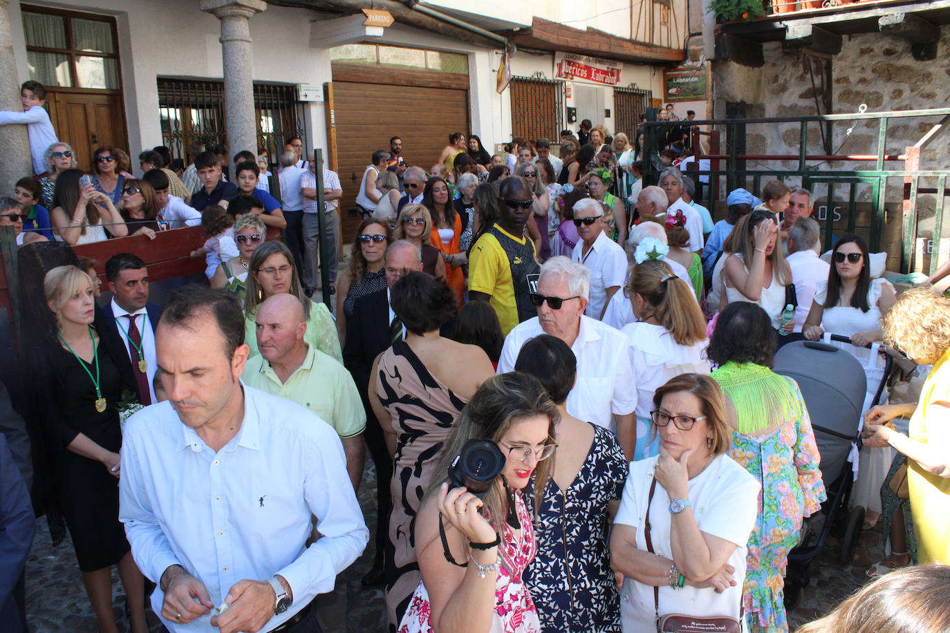 San Esteban de la Sierra luce con esplendor en el día del Cristo