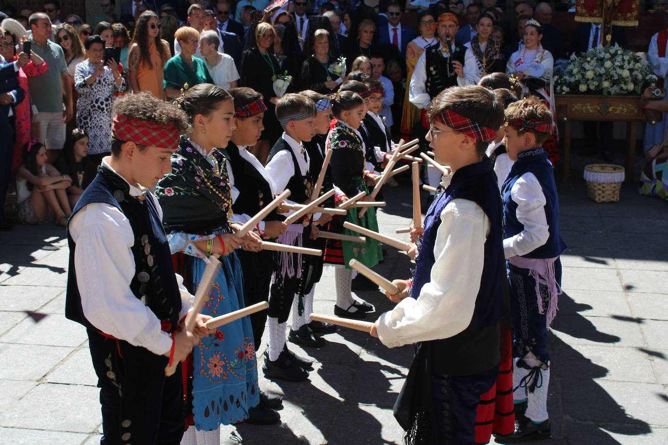 San Esteban de la Sierra luce con esplendor en el día del Cristo