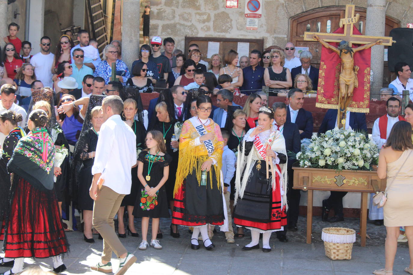 San Esteban de la Sierra luce con esplendor en el día del Cristo