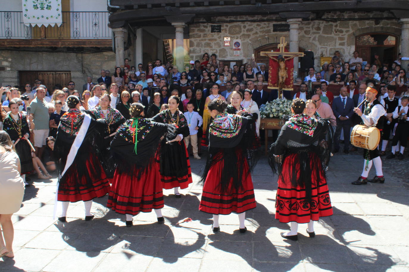 San Esteban de la Sierra luce con esplendor en el día del Cristo