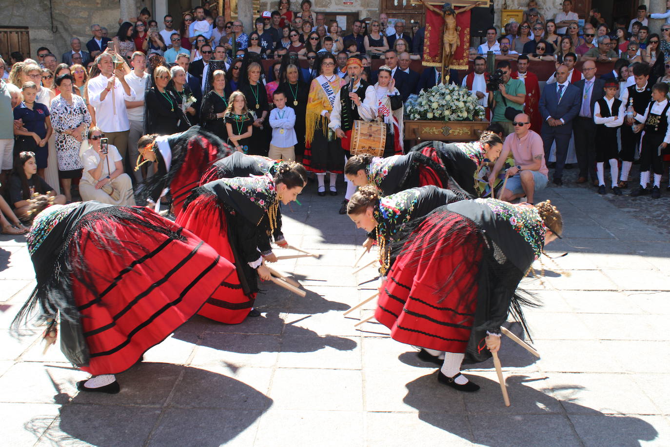 San Esteban de la Sierra luce con esplendor en el día del Cristo