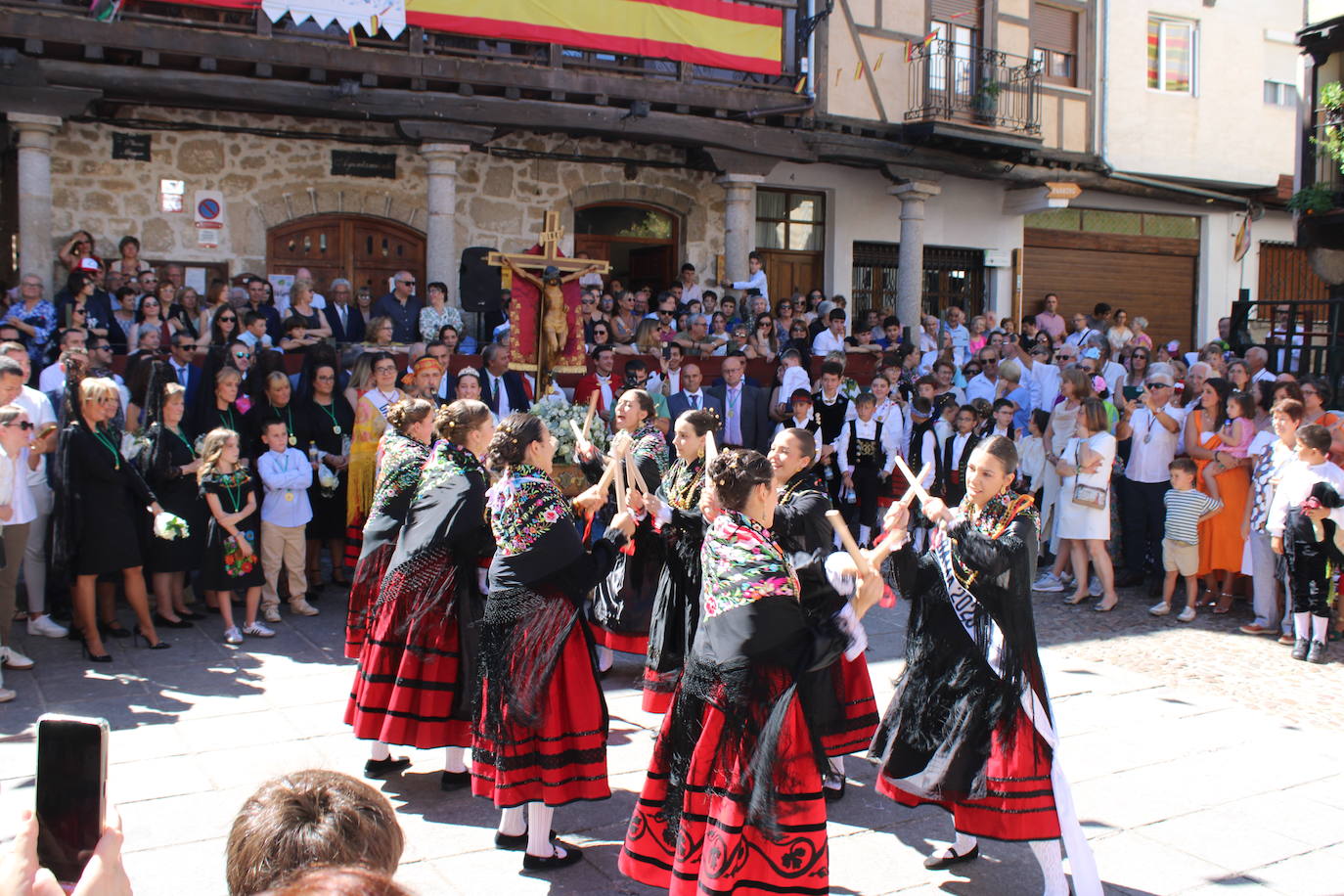 San Esteban de la Sierra luce con esplendor en el día del Cristo