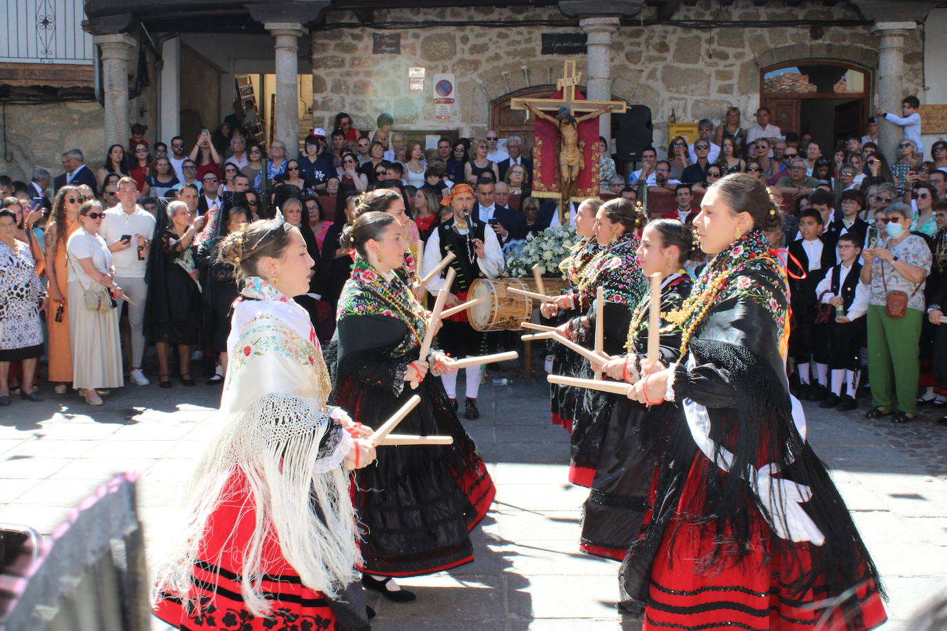 San Esteban de la Sierra luce con esplendor en el día del Cristo
