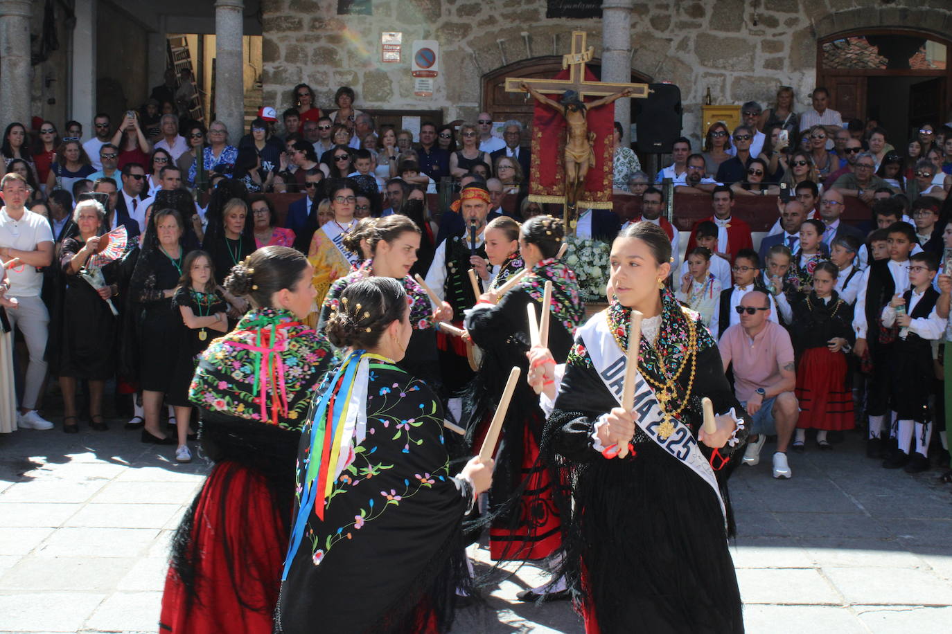 San Esteban de la Sierra luce con esplendor en el día del Cristo