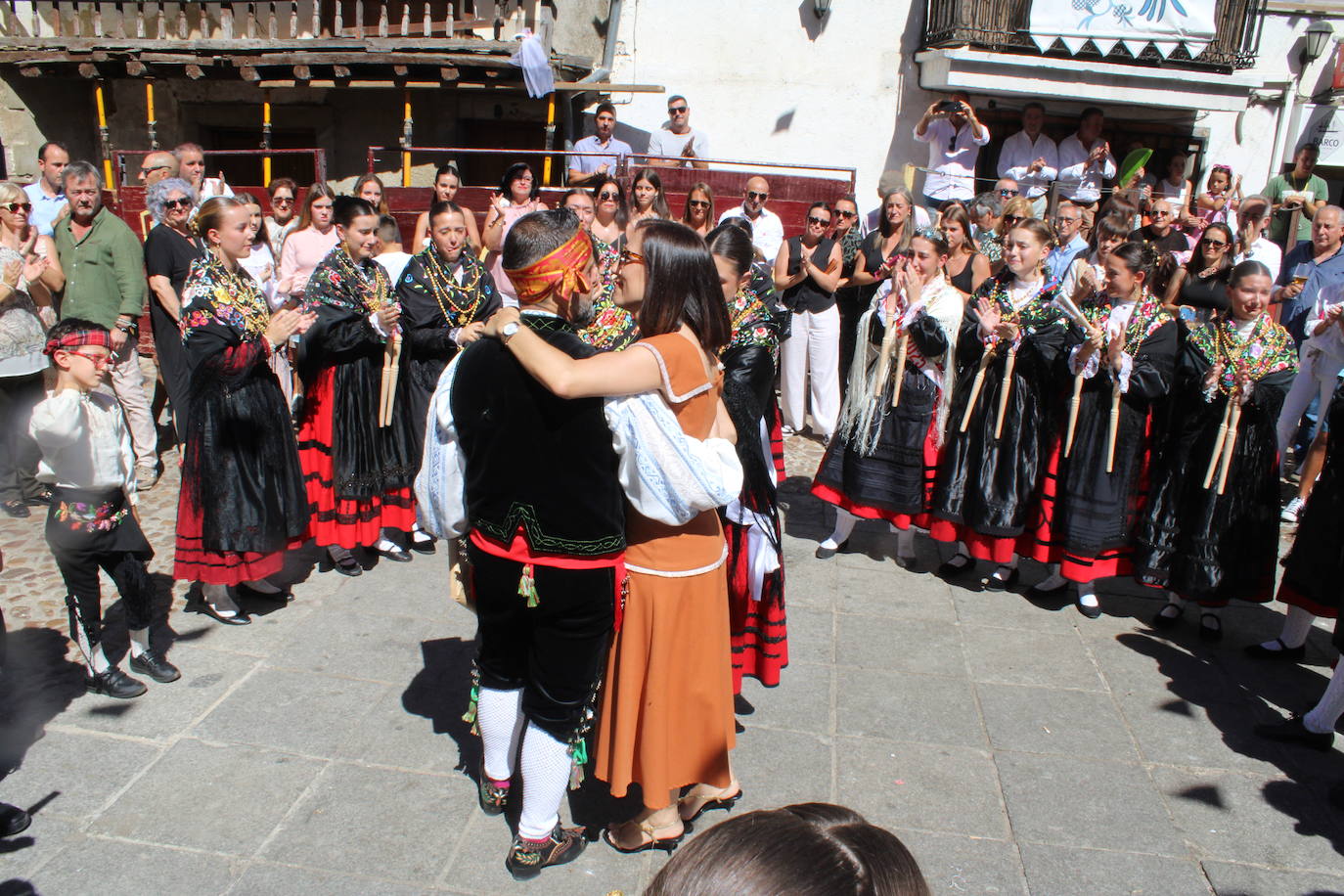 San Esteban de la Sierra luce con esplendor en el día del Cristo