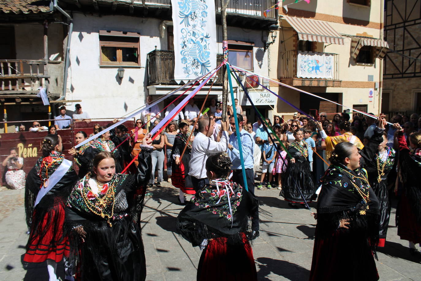 San Esteban de la Sierra luce con esplendor en el día del Cristo